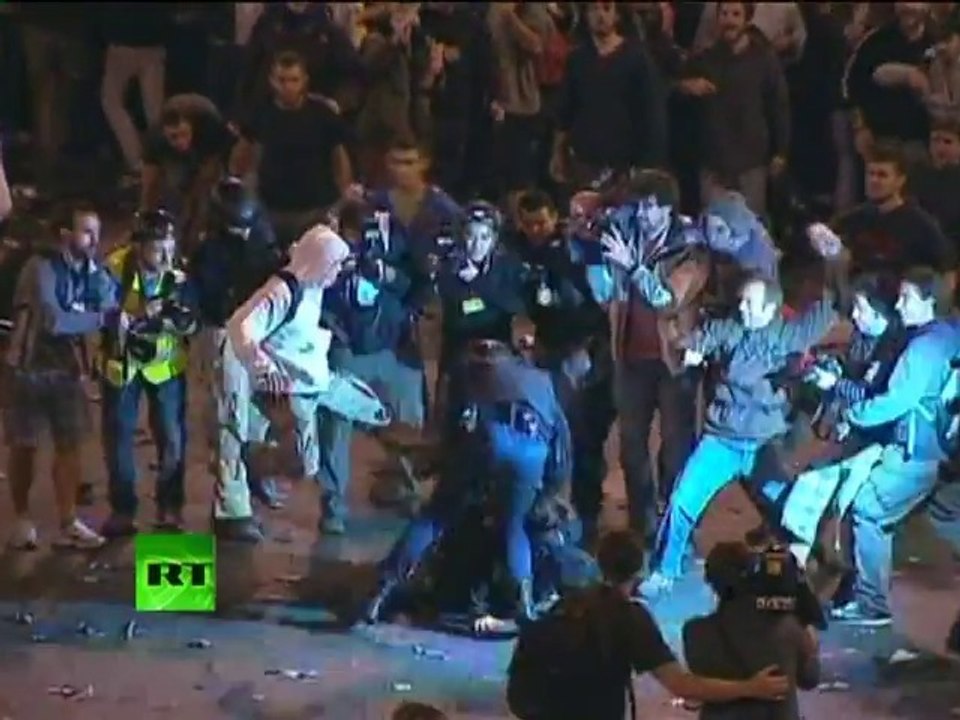 Violence en Espagne : Un policier frappé