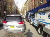 Policier escorte un motard sur le trottoir