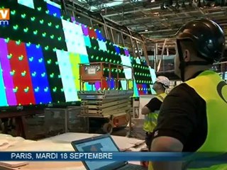 Скачать видео: La construction du stand Audi en accéléré au Mondial de l’auto