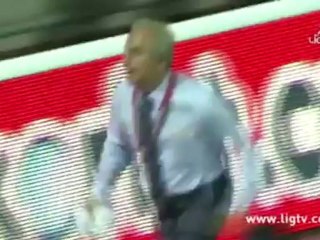 Quand un footballeur se fait voler son maillot en plein match !