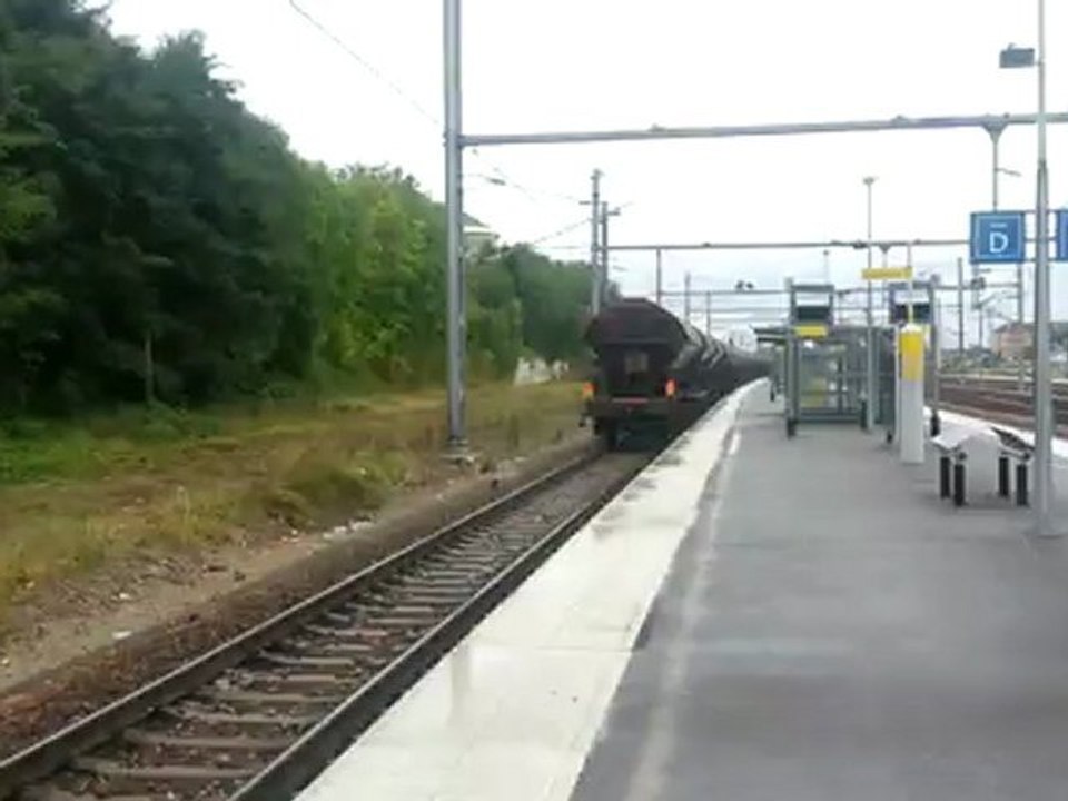 Passage de la BB75057 avec des trémies