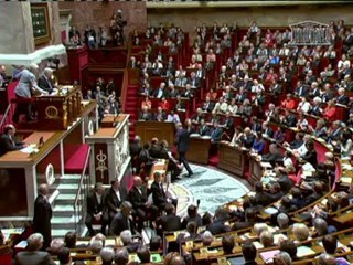 Le gouvernement présente un budget "historique" d'économies