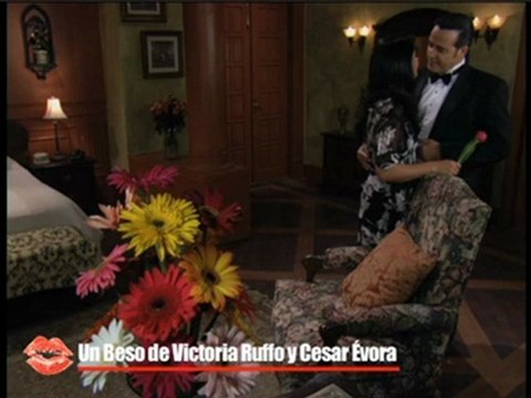 Cesar Evora y Victoria Ruffo se besan con pasión en La Madrastra
