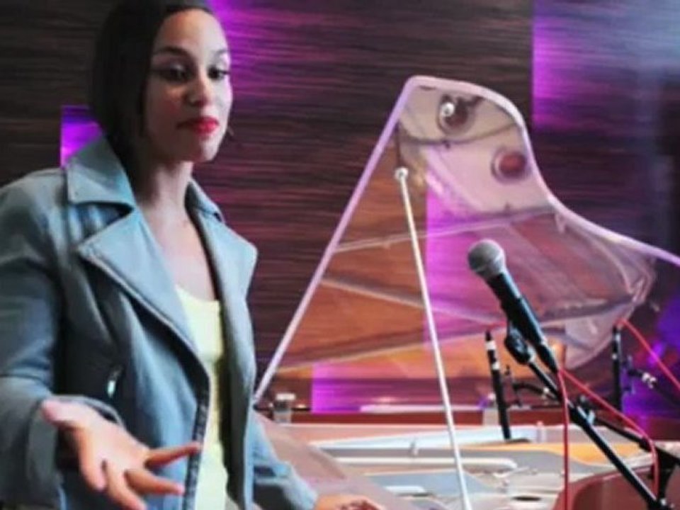 Alicia Keys - Goes From Spark To Fire