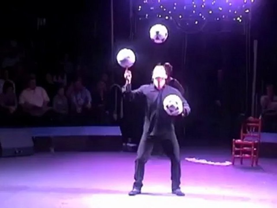 JESUS FORNIES-juggling-presents Art agency Valentino