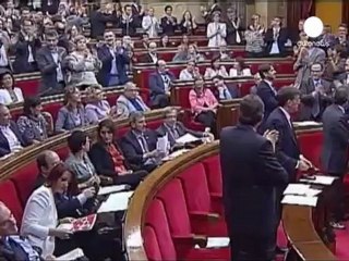 Le parlement catalan approuve un référendum sur...