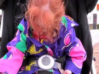 La plus petite fille du monde rentre à l'école pour la première fois de sa vie