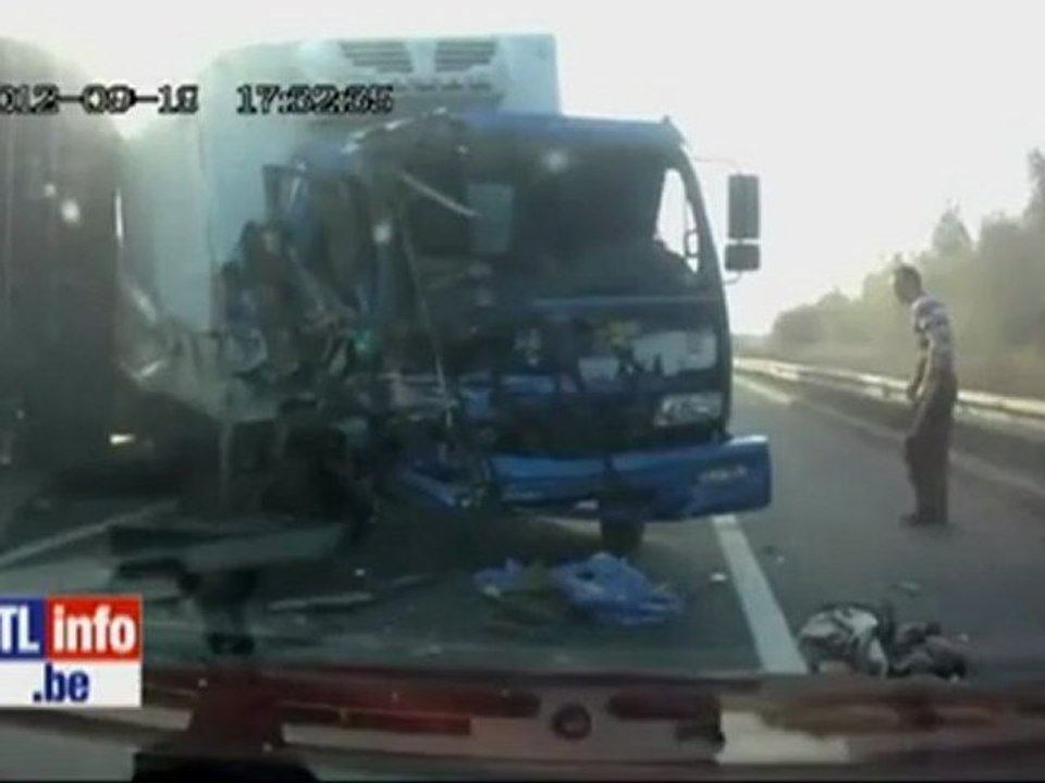 Collision frontale EN DIRECT  le conducteur indemne! - Les news en vidéo - RTL Vidéos