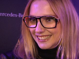 Mondial de l'Automobile : Frédérique Bel râle et rêve dans sa voiture