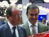 Hollande visite le salon de l'automobile