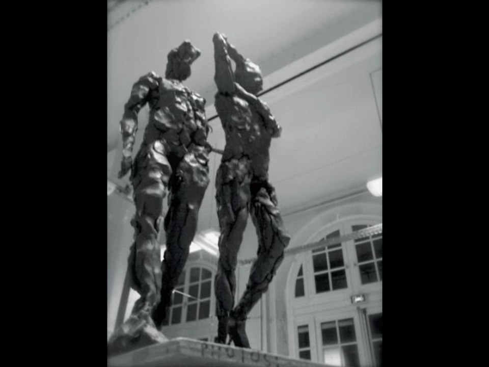 Sculpture en terre modelage argile 2 hommes debout