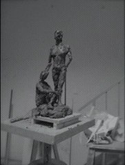La vierge bénissant ébauche modelage en terre technique des boulettes d'argile