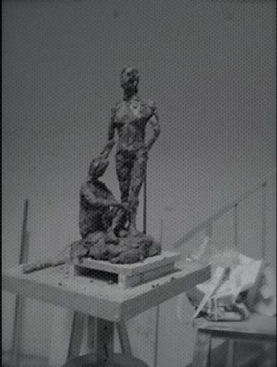 La vierge bénissant ébauche modelage en terre technique des boulettes d'argile