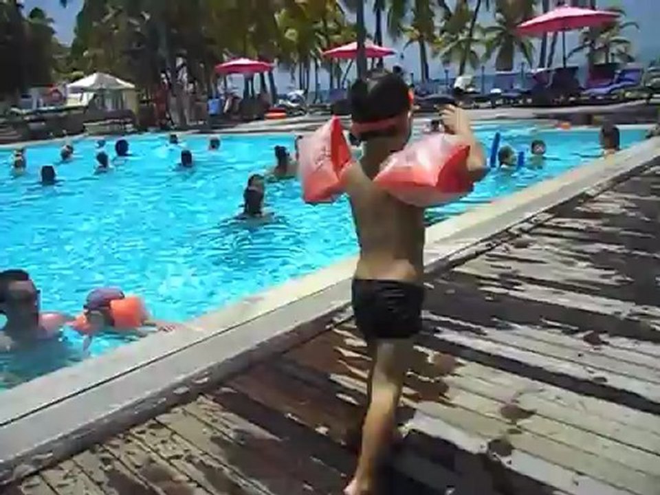 Piscine : cours de natation d'Adrien avec son papa