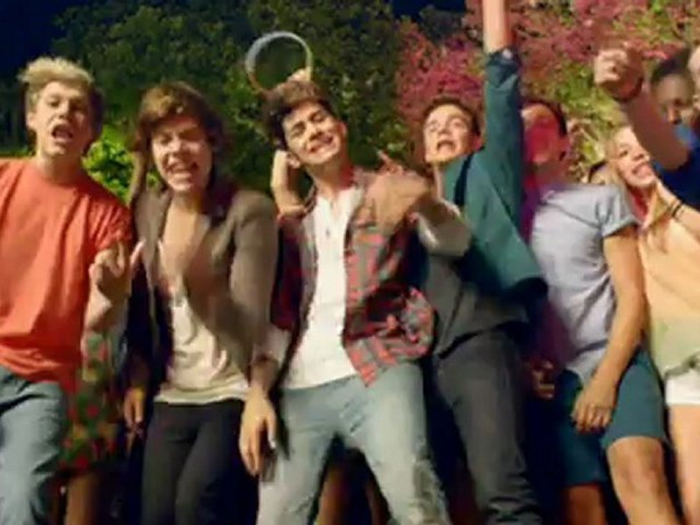 ⁣One Direction don't mind the paparazzi