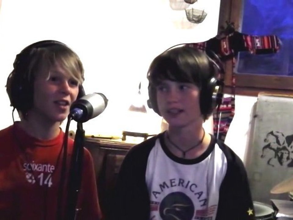 White Stripes' 7 nation army cover by Joshua & Sacha