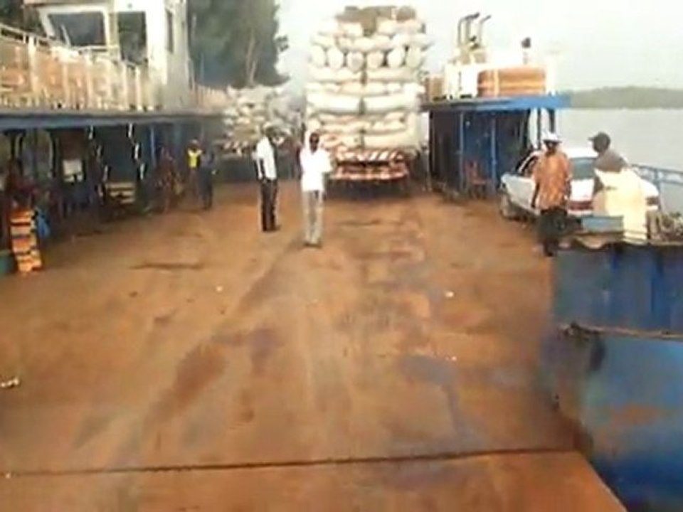 Montée sur le bac - fleuve Gambie