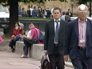 İngiltere hem kemerleri sıkıyor hem vergi indiriyor