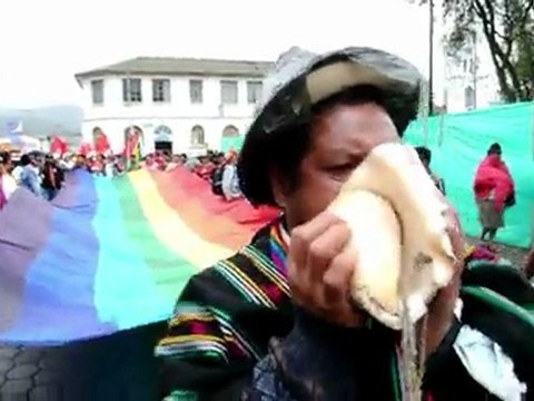 Indígenas ecuatorianos marchan contra la gran minería
