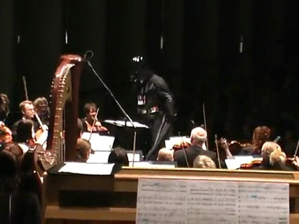 Dart Fener guida l'orchestra