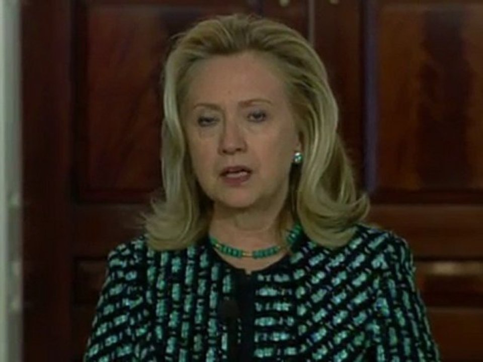Clinton warns Assad to implement UN plan