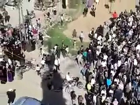 فري برس درعا بصرى الشام أهالي قرية صماد يقدمون التعازي لأهالي بصرى الشام بشهدائهم 21 3 2012