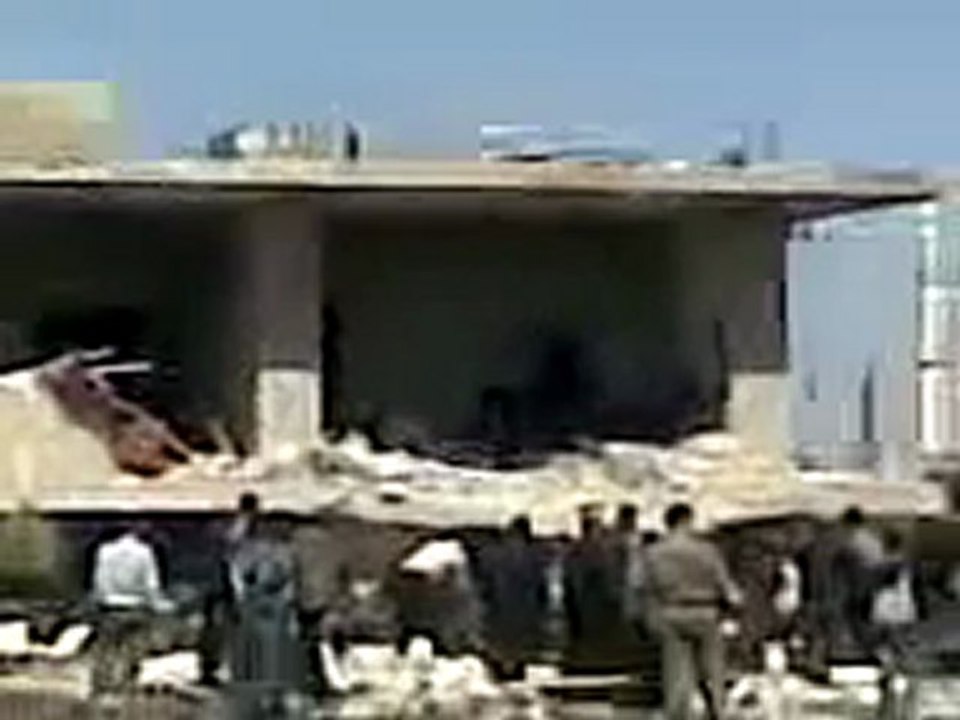 فري برس درعا الشيخ مسكين سقوط احد القذائف على منازل المدنين 21 3 2012 3