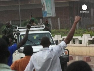 Mali'de askerler başkanlık sarayını işgal etti