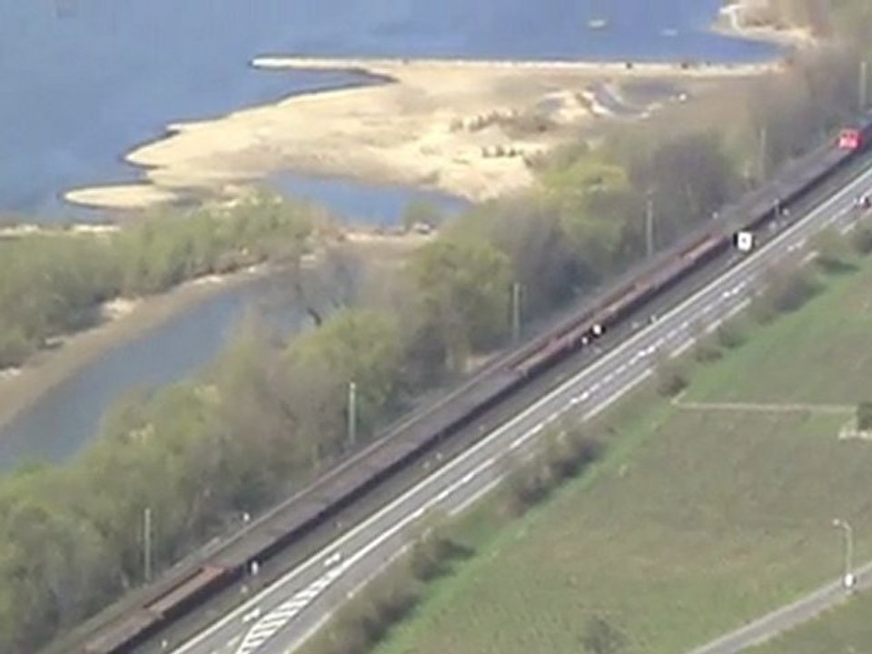 Züge links und rechts des Rheins bei Hammerstein und Brohl-Lützing