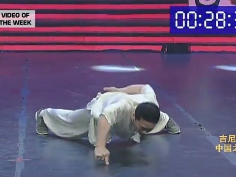 Record du monde : 41 pompes sur 1 doigt