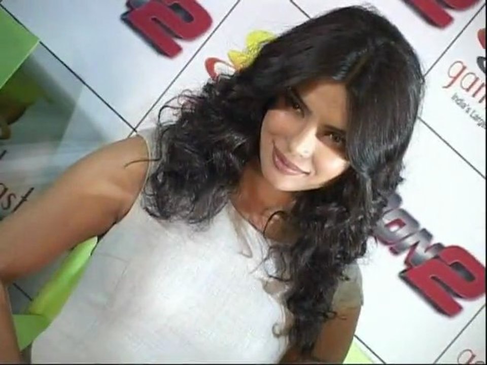 Priyanka Chopra Mentors Parineeti Chopra - Bollywood Babes