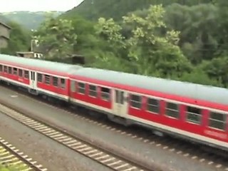 Züge im Moseltal beim alten Bahnhof Hatzenport