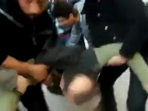 فري برس حمص حي الخالدية سحب الشهداء من شوارع الحي بسبب القصف والقنص من كتائب الأسد 21 3 2012