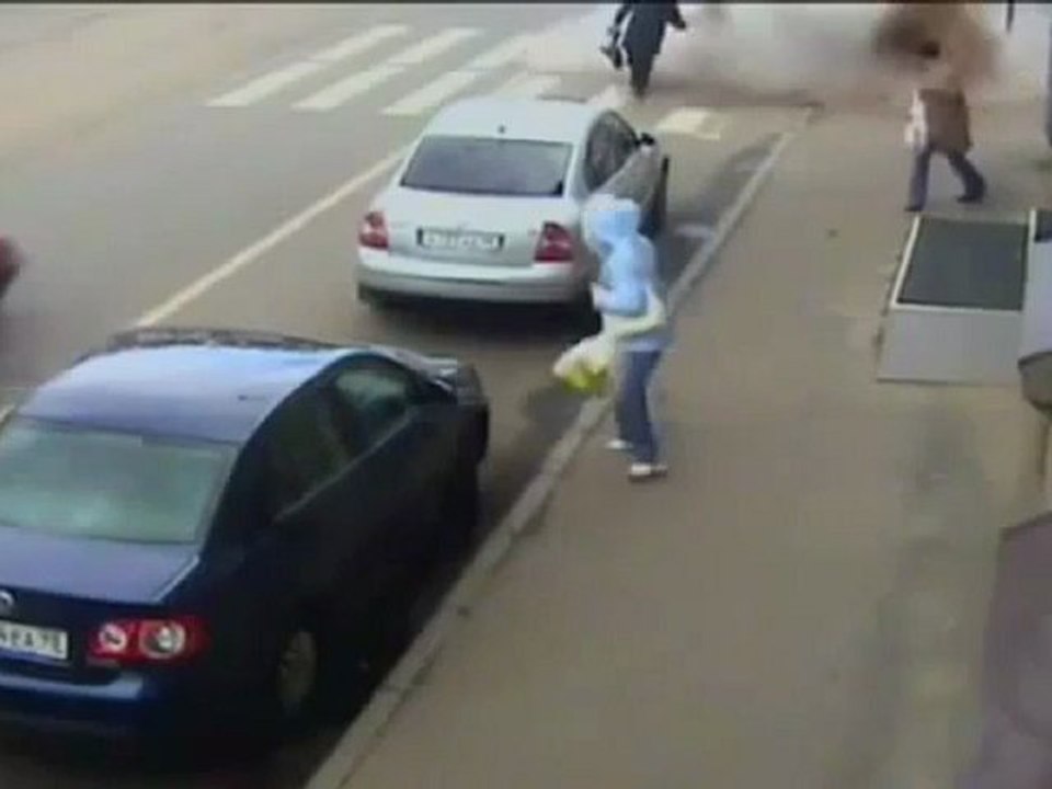 Une femme reçoit plein de caca d'égout
