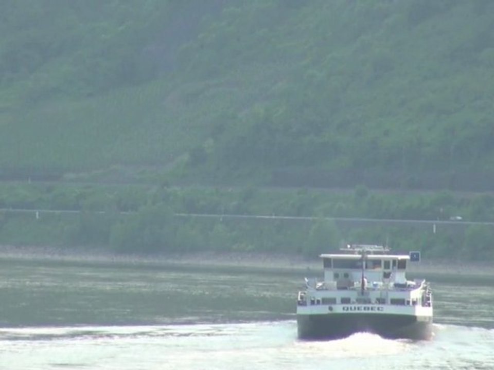 Entspannungsvideo mit Rheinschiffen und Vogelgesang gegenüber Filsen am Rhein Teil 01 von 02