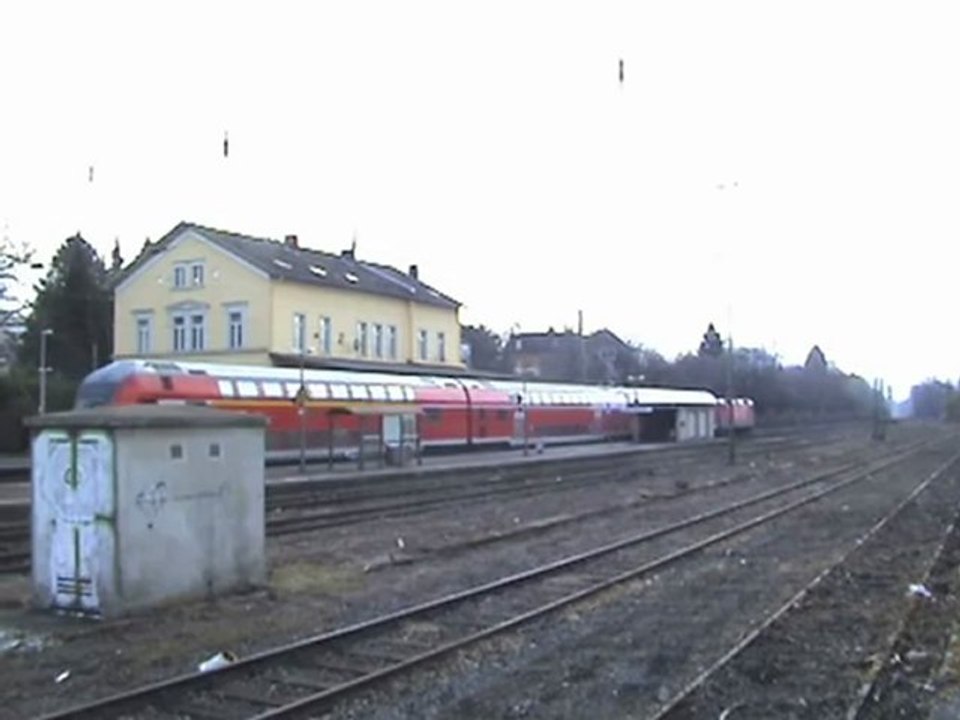 Trains at the station Bonn - Oberkassel on the right Rhine line