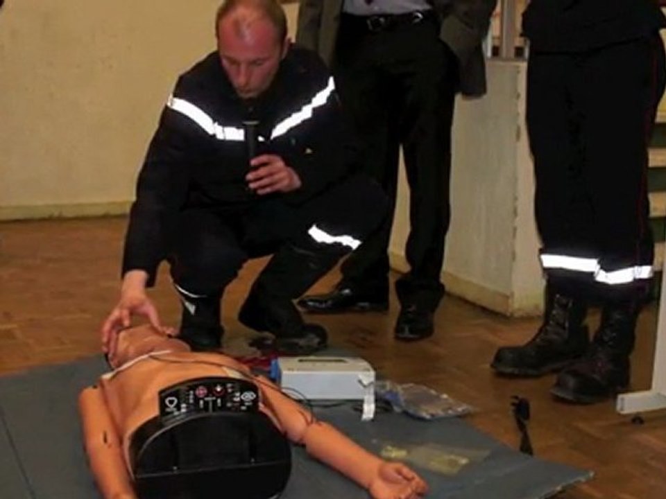 Démonstration du défibrillateur par sapeurs-pompiers.