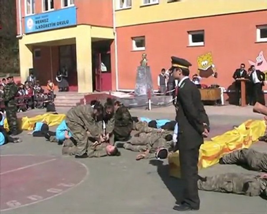 Yağlıdere Merkez İlköğretim Okulu " Çanakkale Geçilmez " adlı Tiyatro Gösterisi