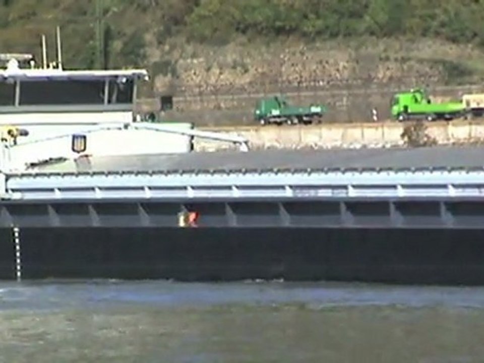 Viele Rheinschiffe und ein Plastikeimer bei Bad Salzig am Rhein