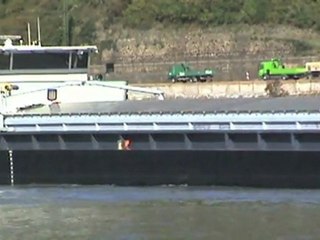 Viele Rheinschiffe und ein Plastikeimer bei Bad Salzig am Rhein