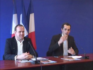 Steeve Briois et Nicolas Bay  présentent le nouveau document  de la campagne de Marine Le Pen