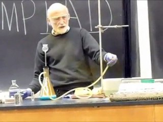 Professeur Hunter et ses démos de chimie