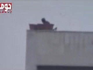 فري برس ريف دمشق دوما  أحد القناصين وهو في وضعية الاستعداد 22 3 2012