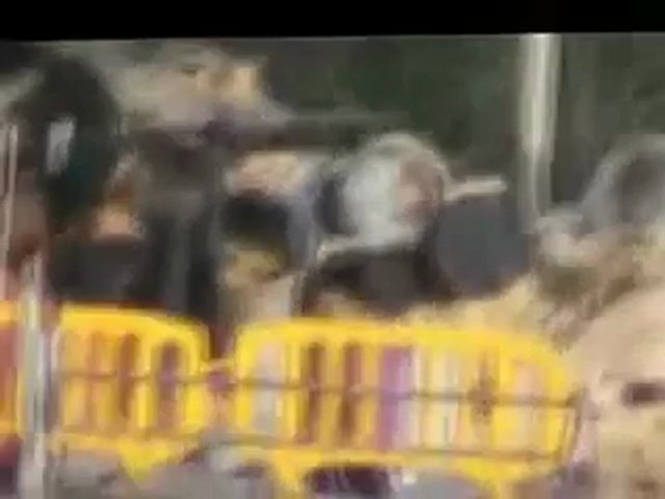 فري برس حمص الساعة القديمة اطلاق قذائف على الممنازل والمحلات الاثرية وعلى مسجد الكبير الاثري   شاهد بعينك مايعاني اهالي حمص 22 3 2012