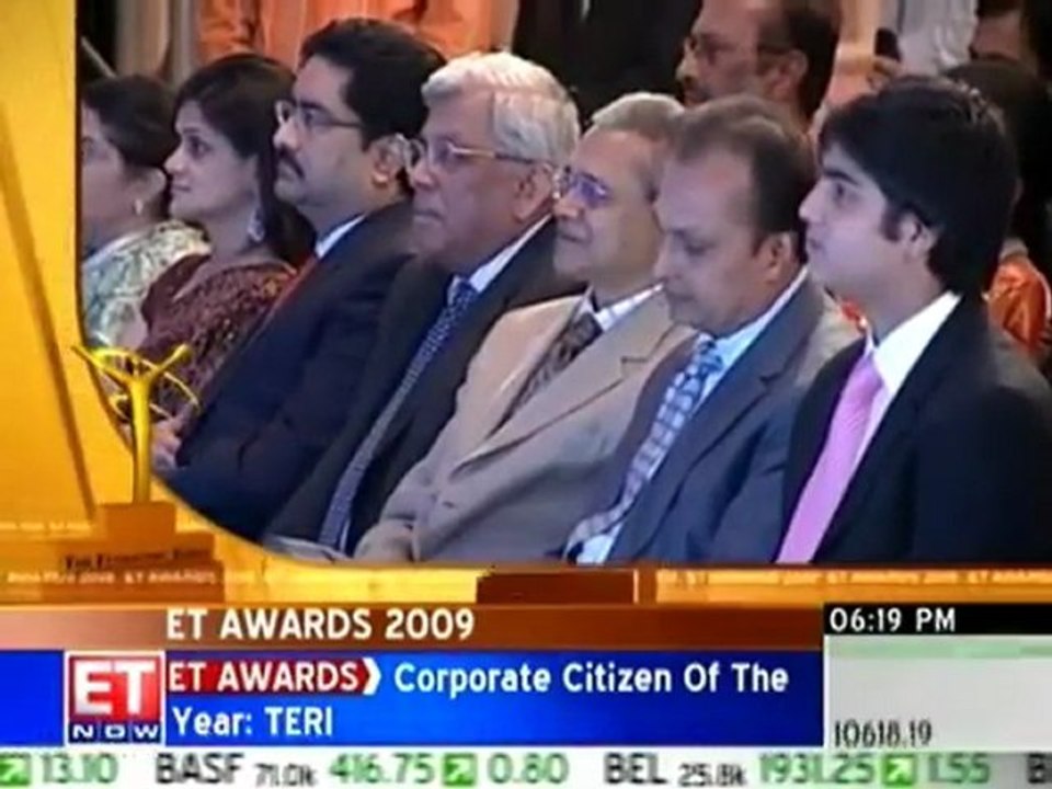 Aamir Khan wows audience at ET Awards function