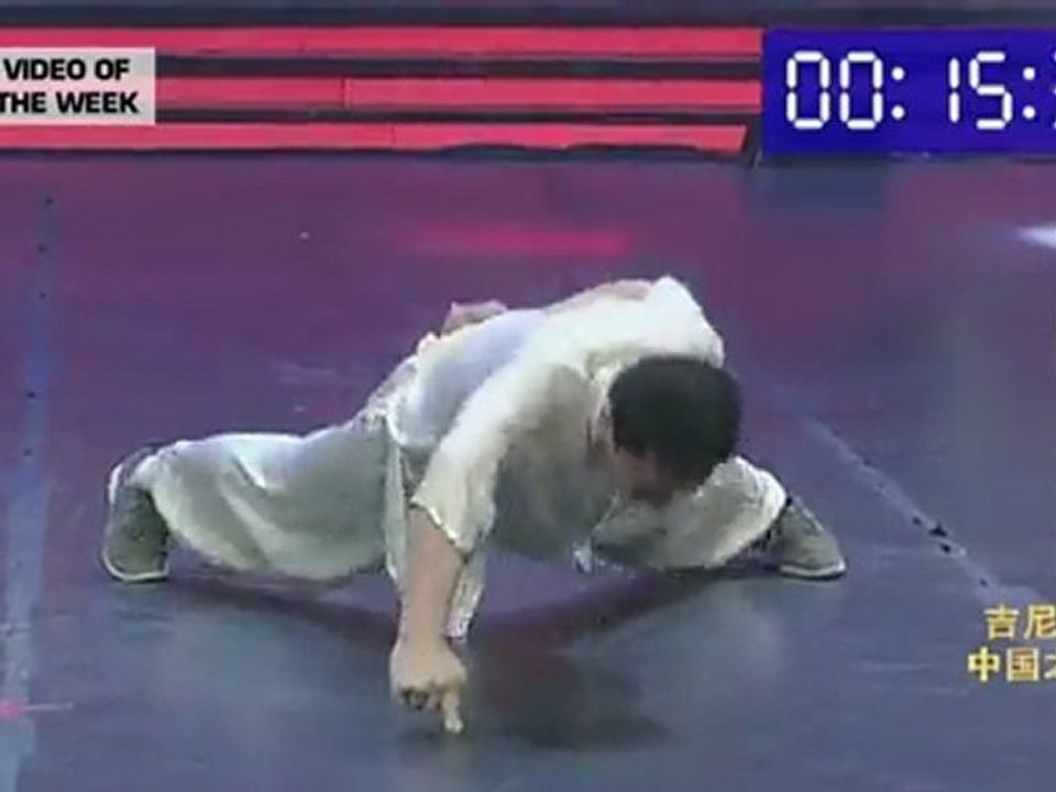 Un chinois établit le record de pompes sur un doigt