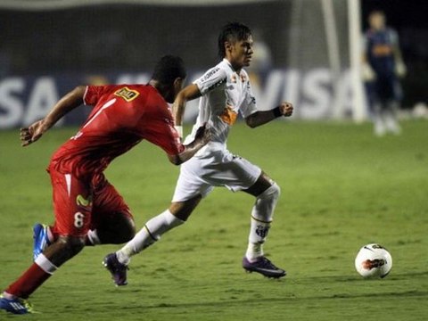 Neymar s'amuse entre cinq joueurs