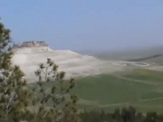 فري برس   دبابات تتوضع على سفح قلعة شميميس في مدينة السلمية 20 3 2012