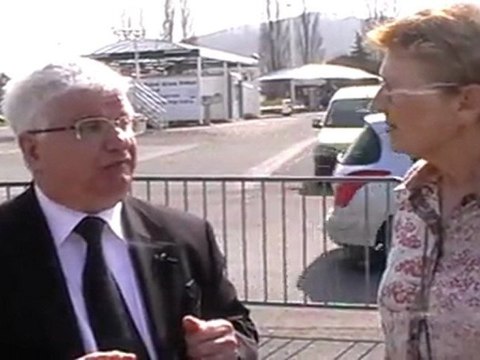 VESOUL : DEUX GÉNISSES DU GAEC GROSSETETE SELECTIONNES AU CONCOURS AGRICOLE DE DIJON SUR LE PARKING D'INTERMARCHÉ