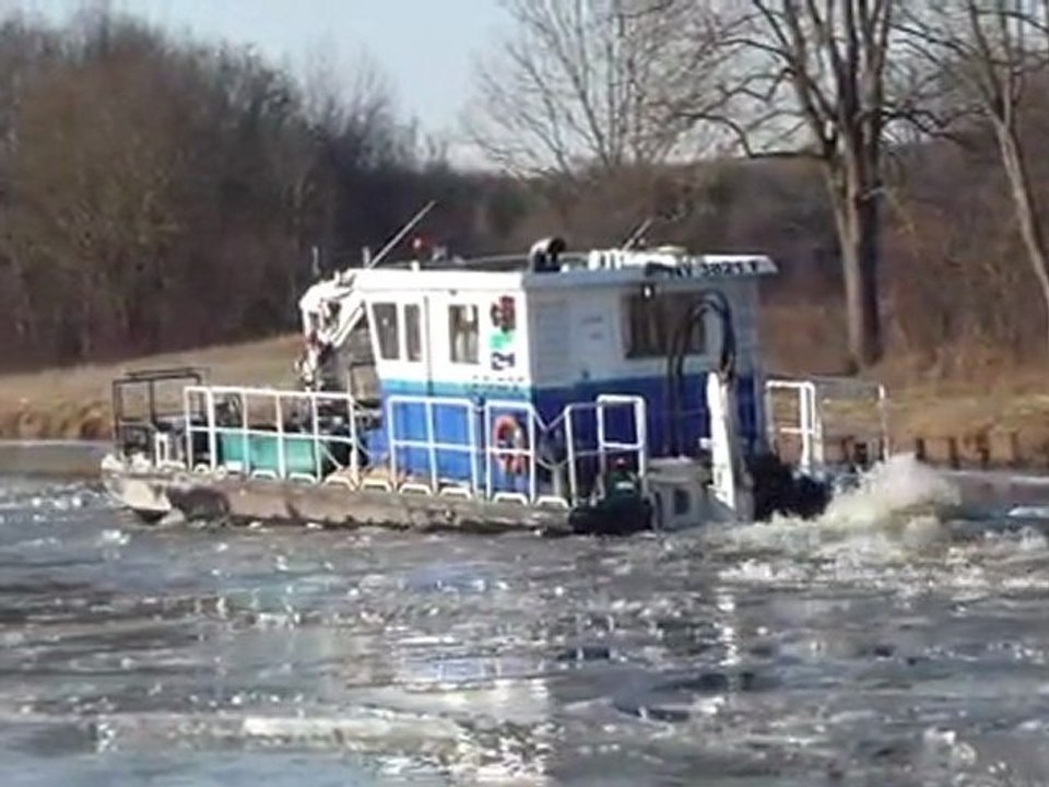 Brise-glace sur le canal (2)